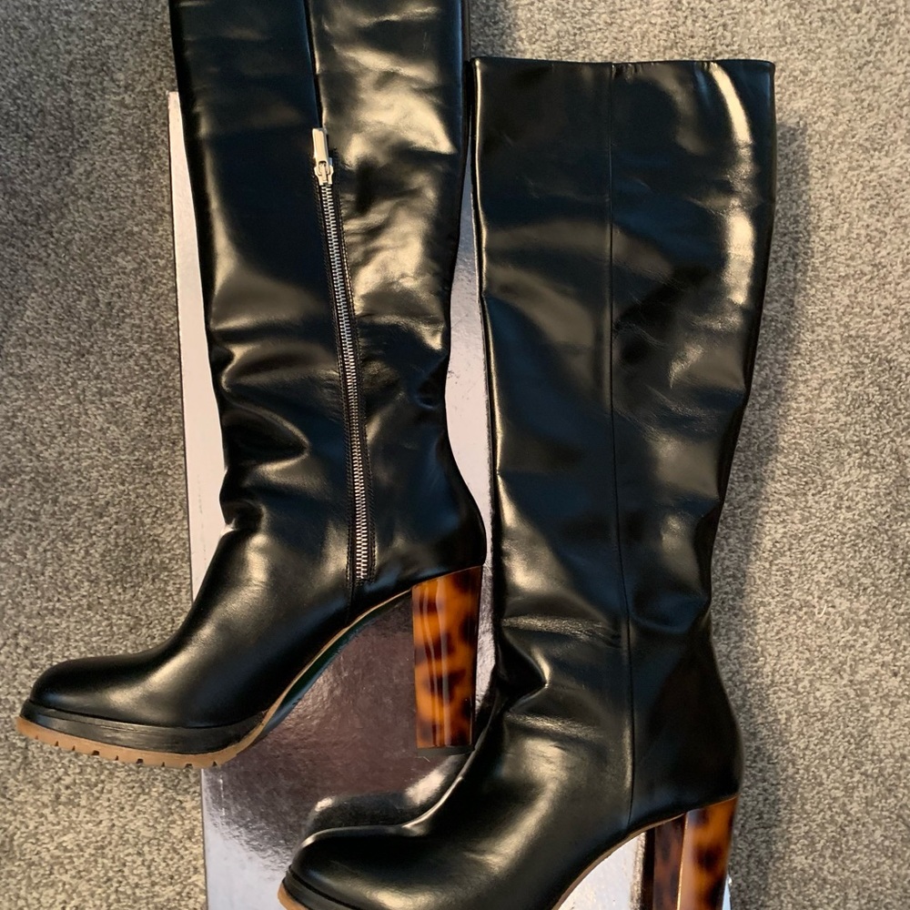 Donald Pliner Lydka boots size 9.5, feels like size 9.